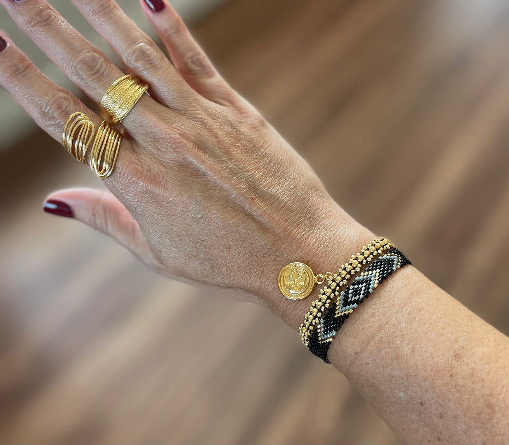 Pulsera Negra y dorada  y Studs